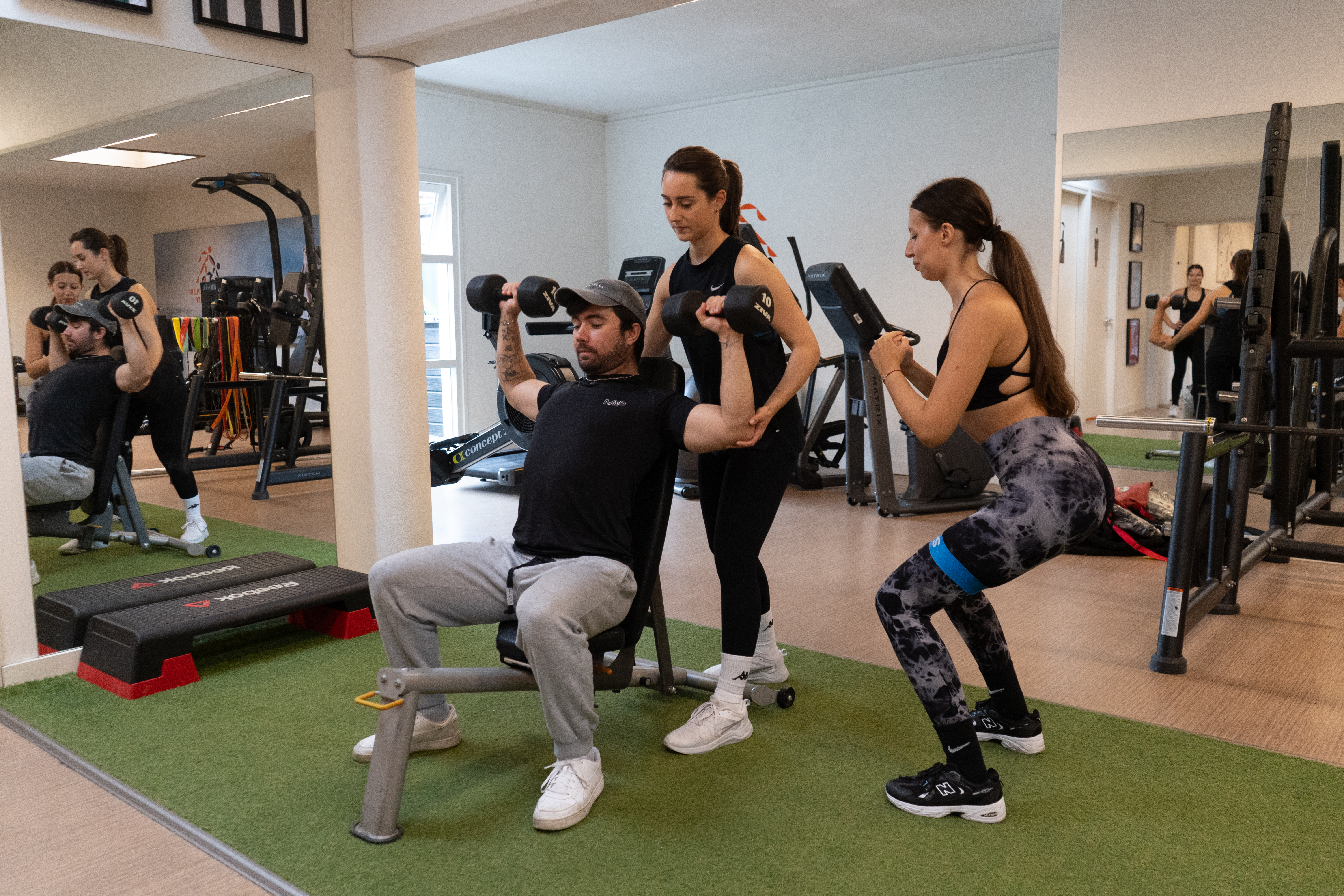 Twee mensen die samen trainen